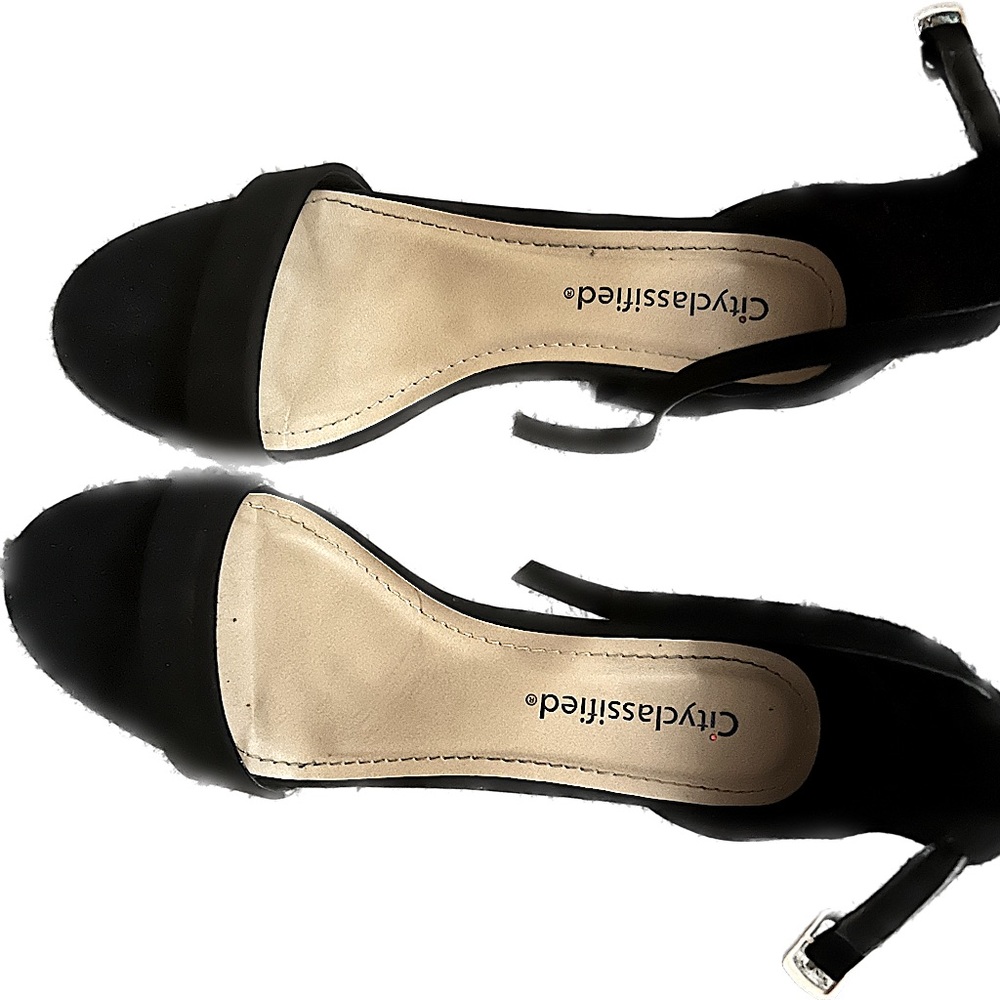 Only worn once!! Black low heels SIZE 6.5